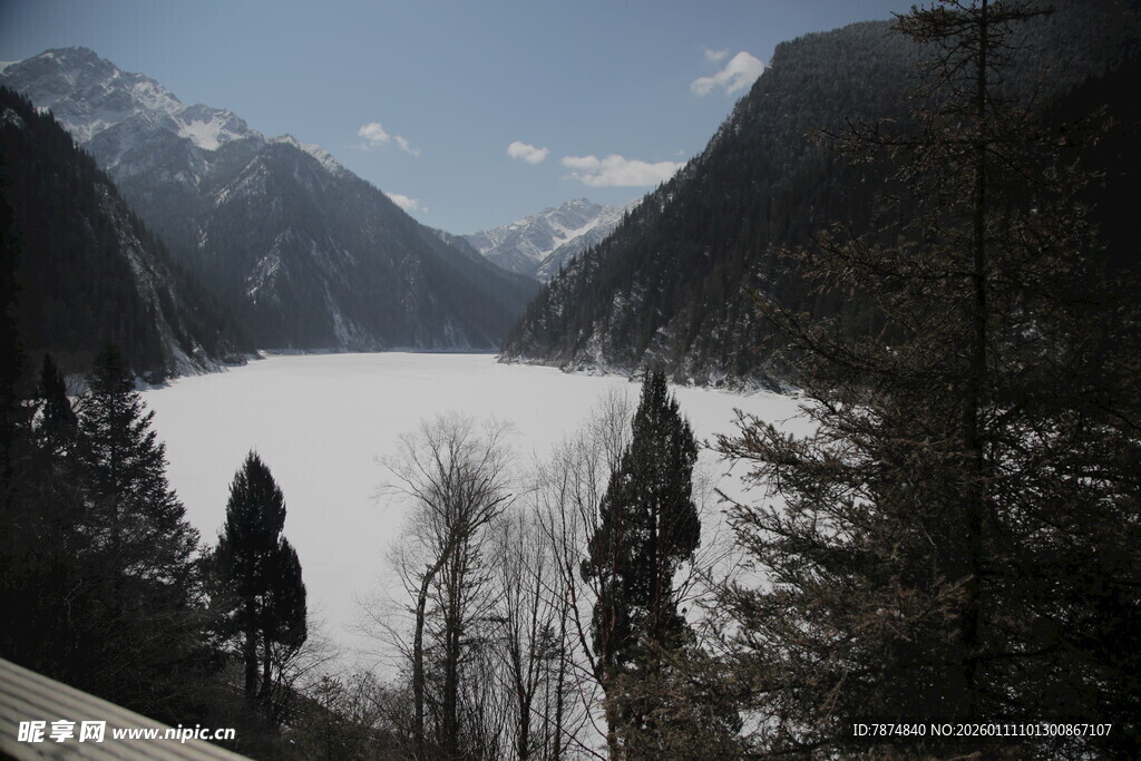 雪山峡谷间的静谧湖泊