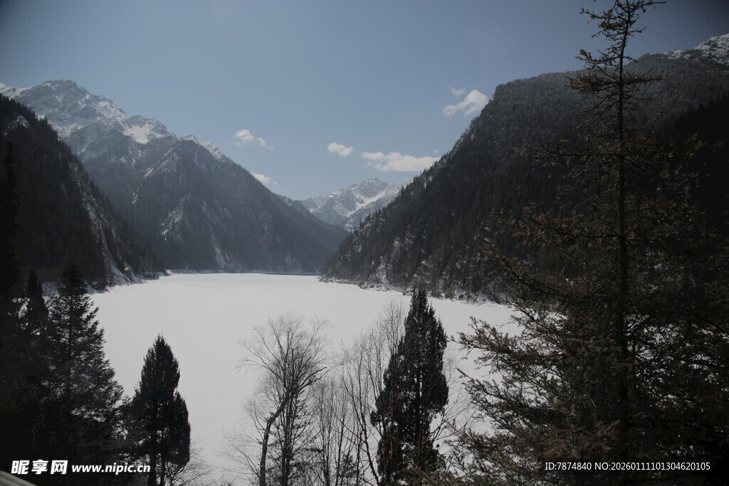 冬日静谧雪山湖泊美景