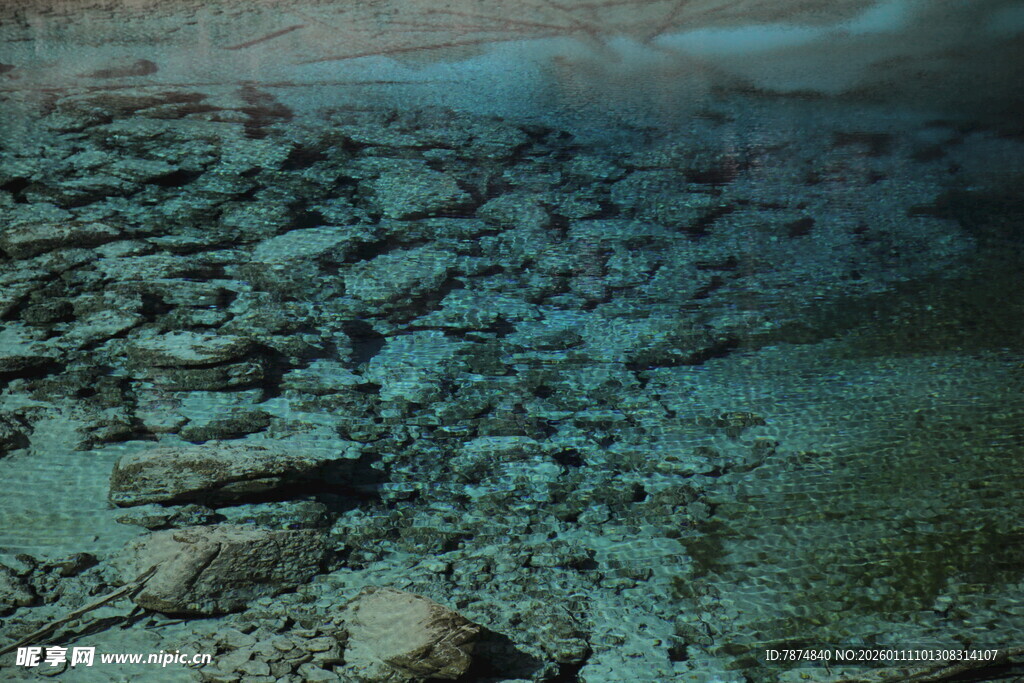 海底神秘的礁石景观