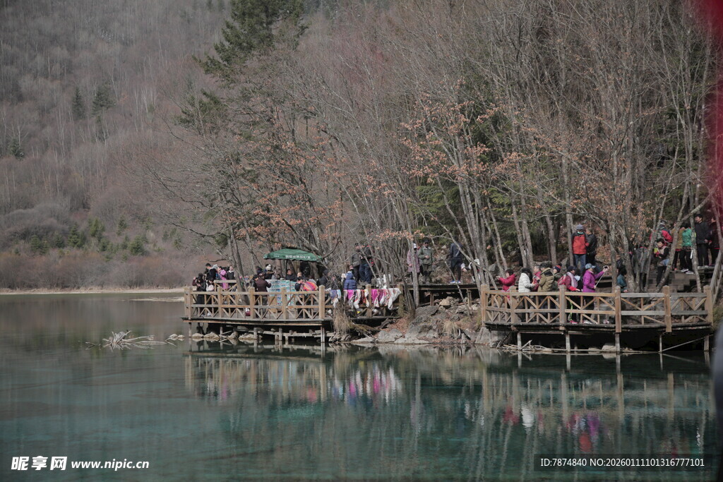 湖畔木栈游人赏景