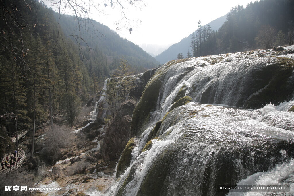山间壮丽瀑布景观