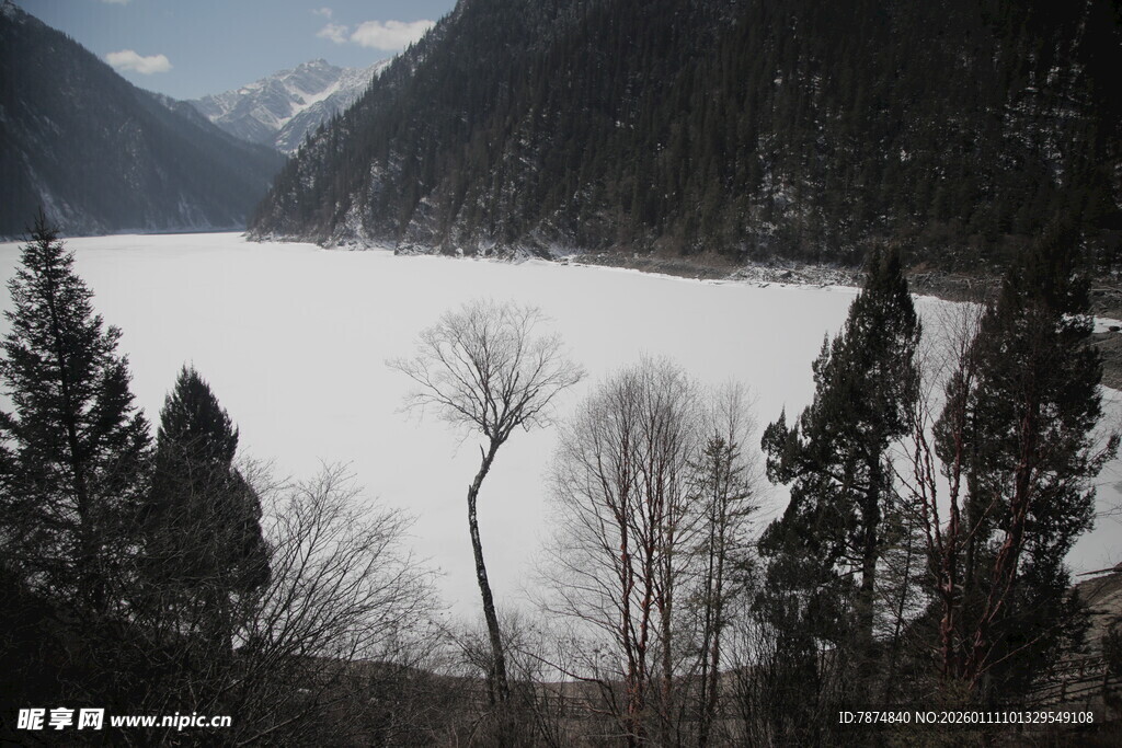 冬日静谧湖景 山林相伴