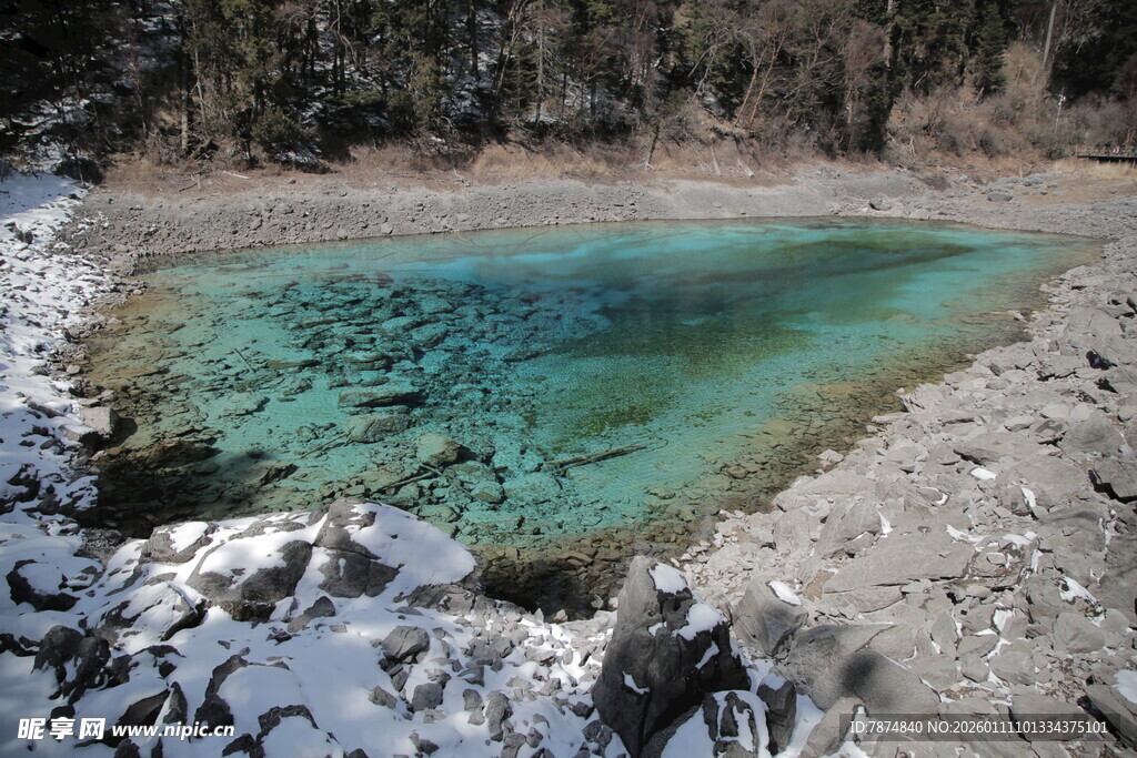 清澈蓝绿色山间小湖景色