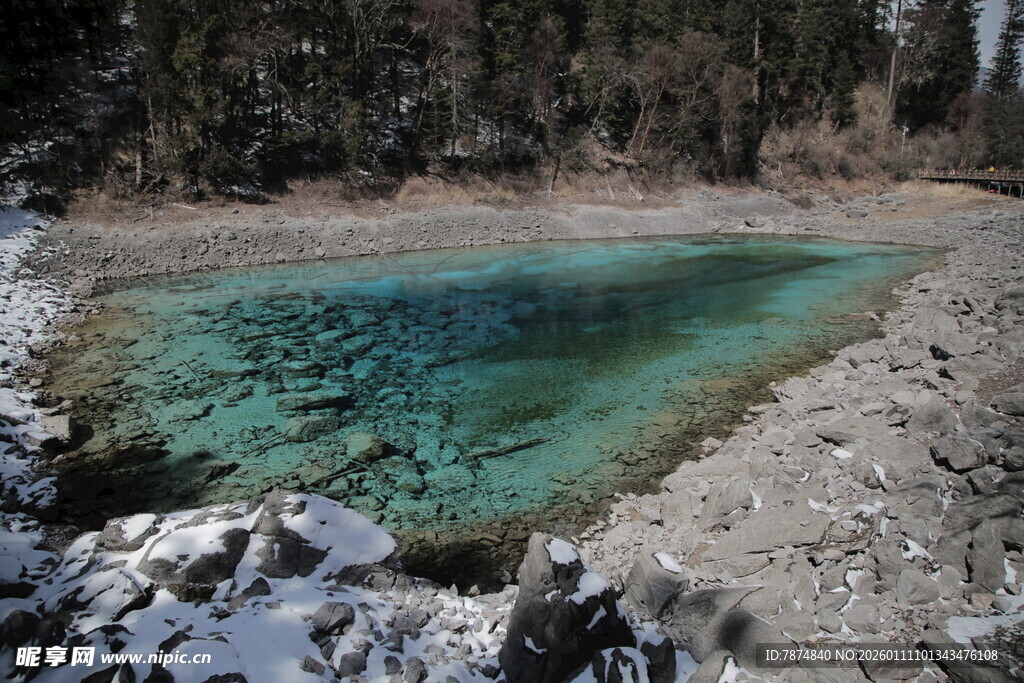 雪覆湖畔的澄澈蓝绿色水域