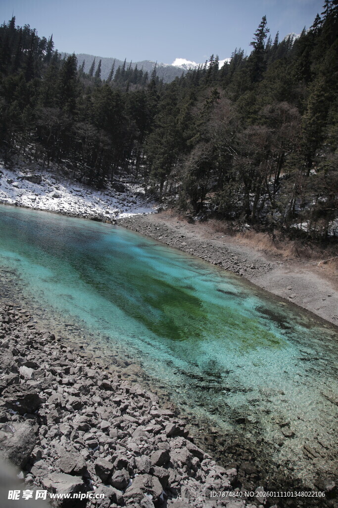 清澈蓝绿河水与岸边景致