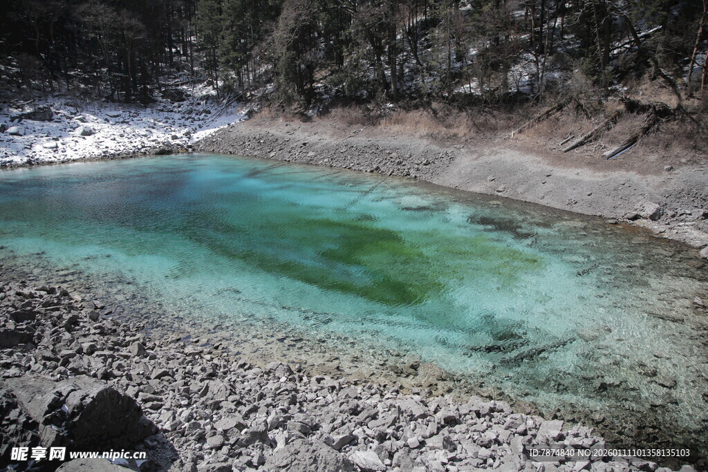 清澈幽蓝山间小湖