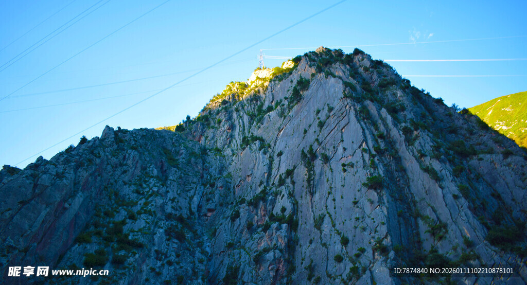 巍峨山峰沐浴金色阳光