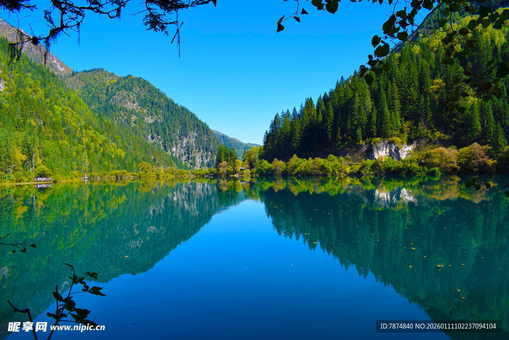 宁静山水间的绝美湖景