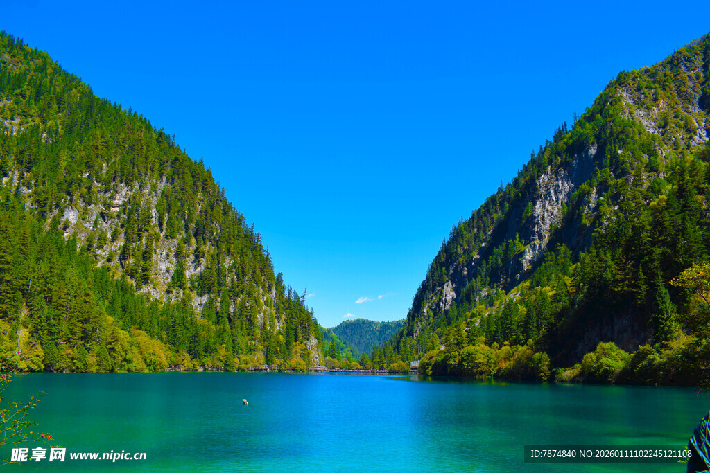 壮丽山水间的碧绿湖泊