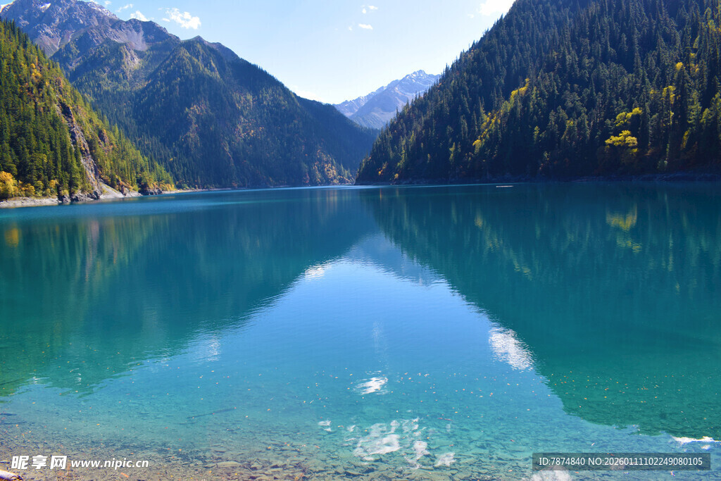 高山下的澄澈幽蓝湖泊