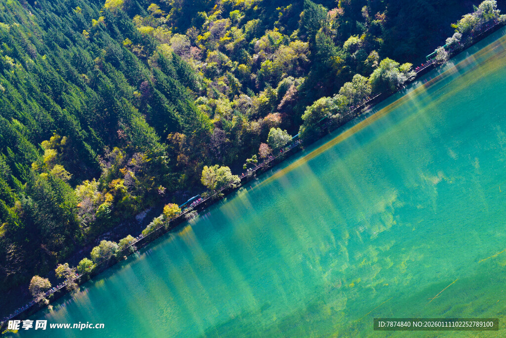 翠绿山林环绕的碧色湖水