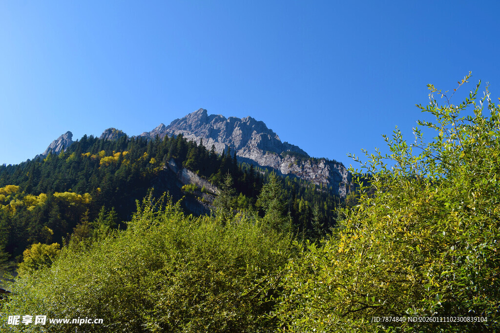 青山蓝天间的秀丽山景