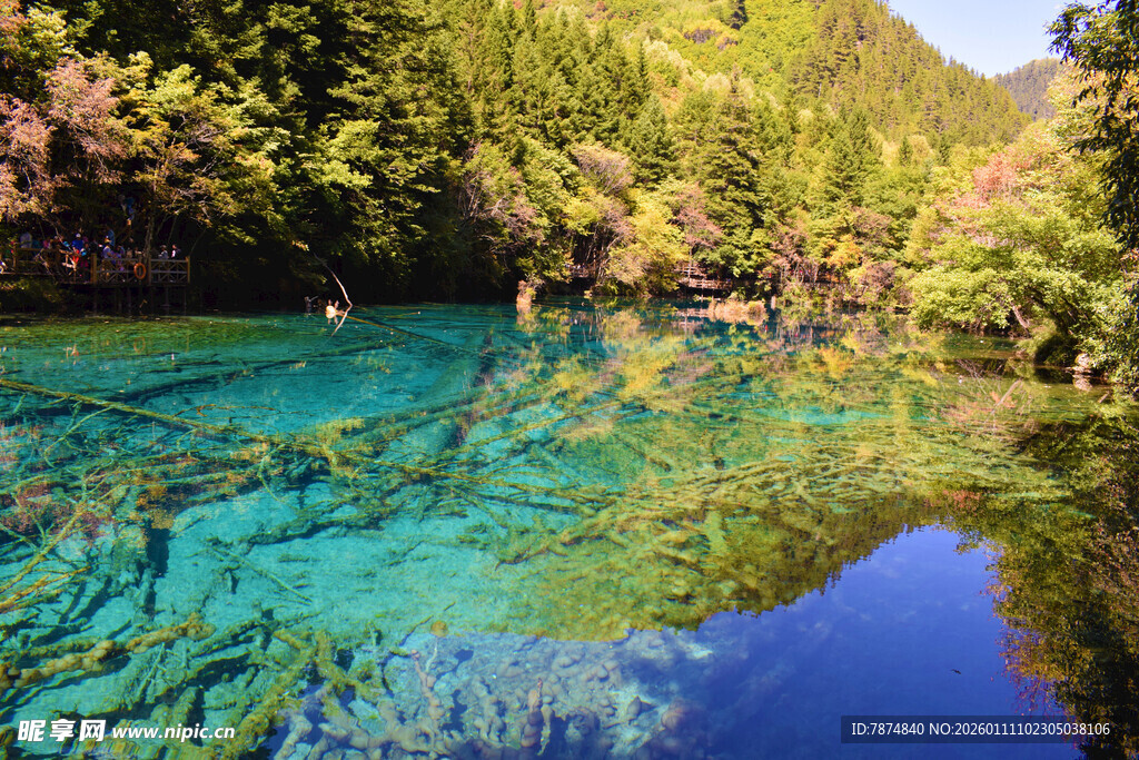 梦幻蓝绿色的山间清澈湖泊