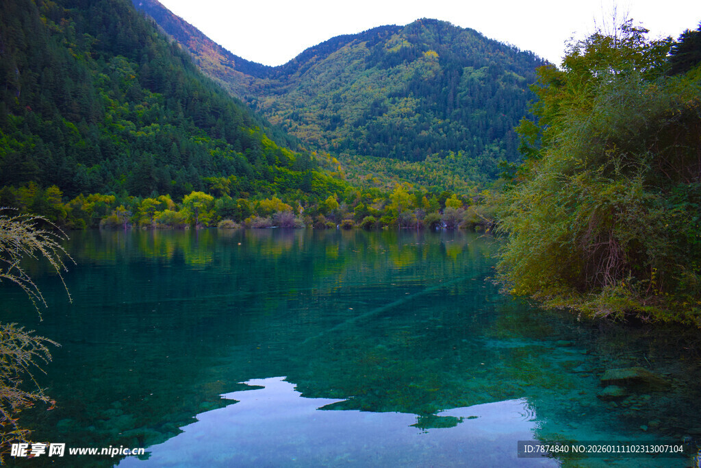 山间幽蓝澄澈的静谧湖水