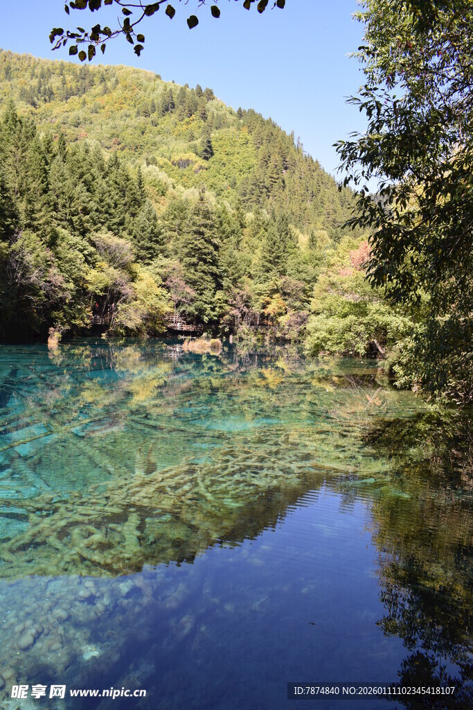 清澈幽蓝的山间静谧湖水