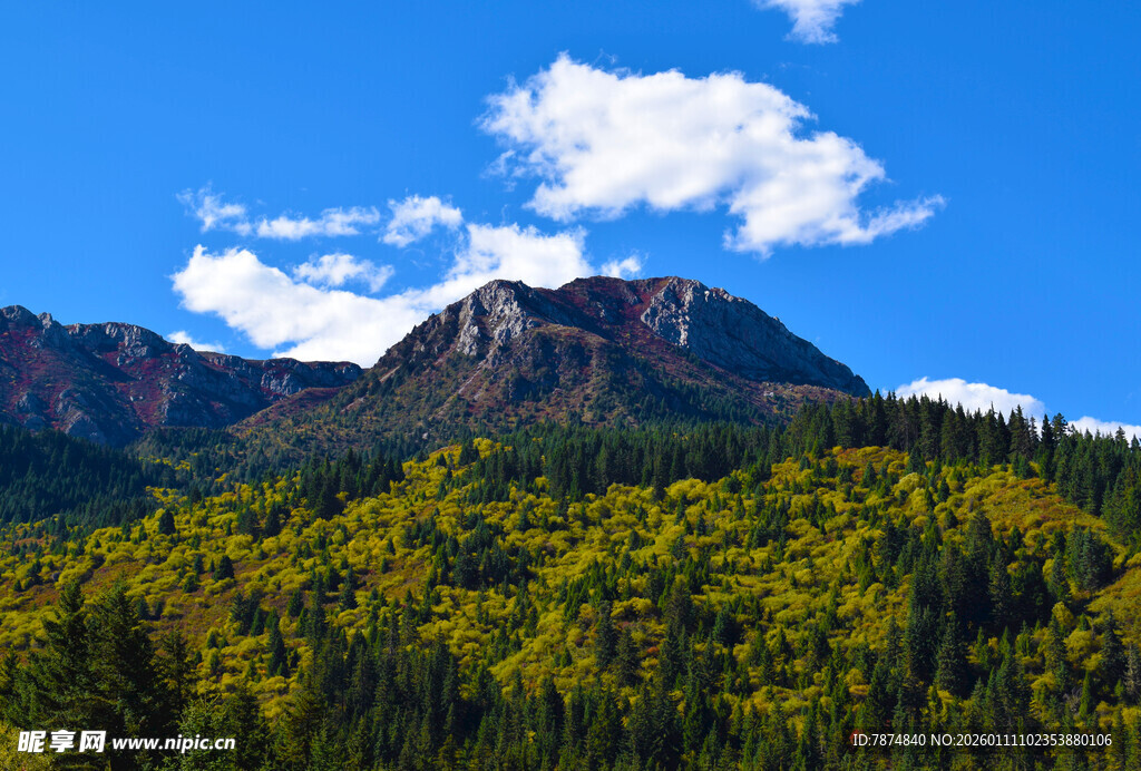 秋日山林间的巍峨山峰