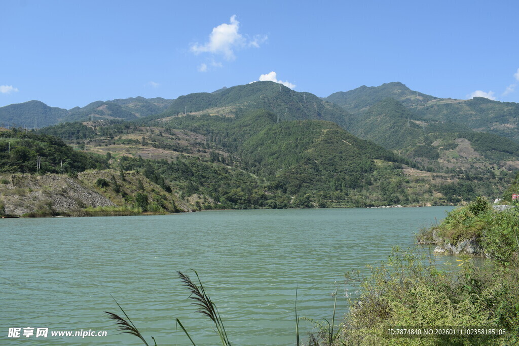 青山绿水间的秀丽湖景
