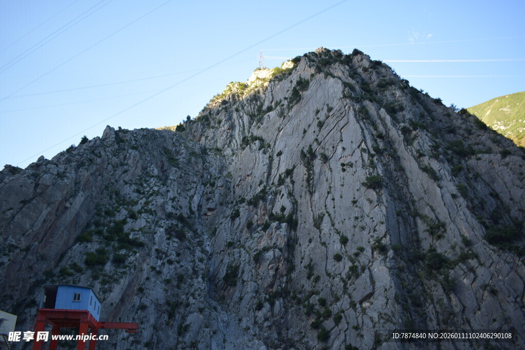 陡峭嶙峋的巍峨山峰