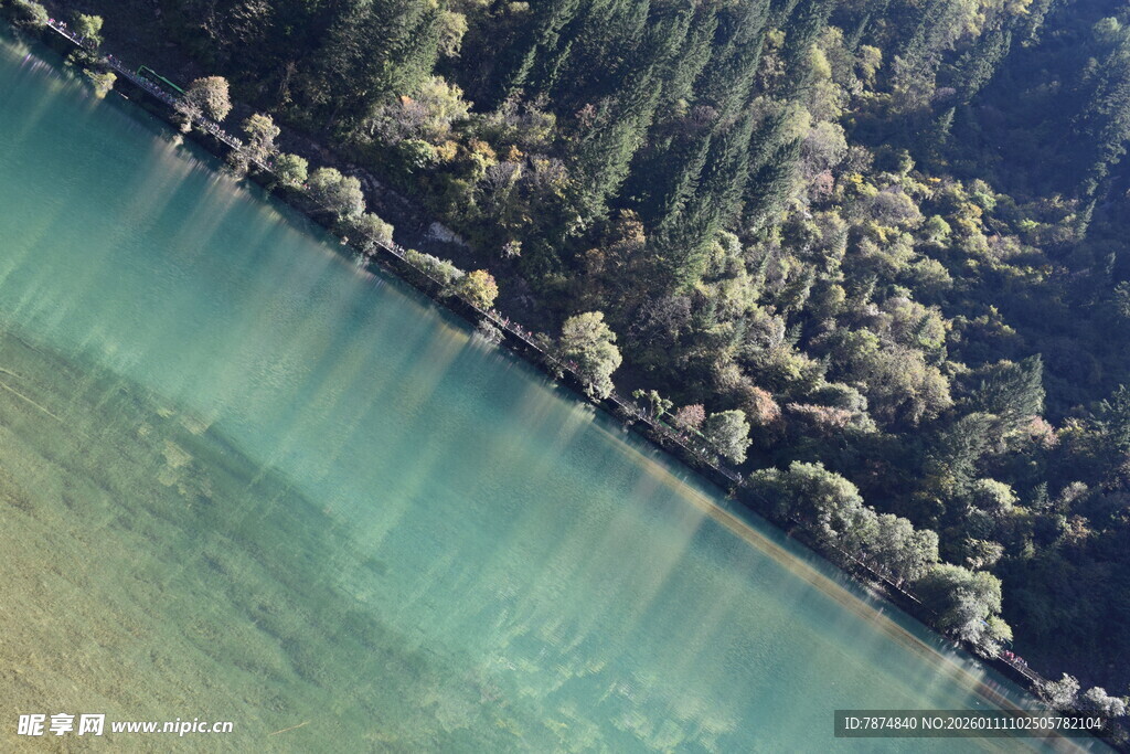 清澈河谷中的嶙峋岩石