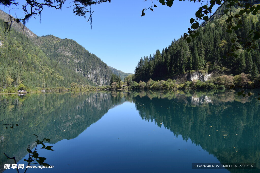 宁静山水间的澄澈湖泊