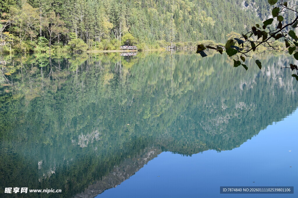 宁静山水倒影美景