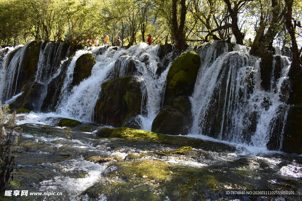 山间小瀑布的灵动景致