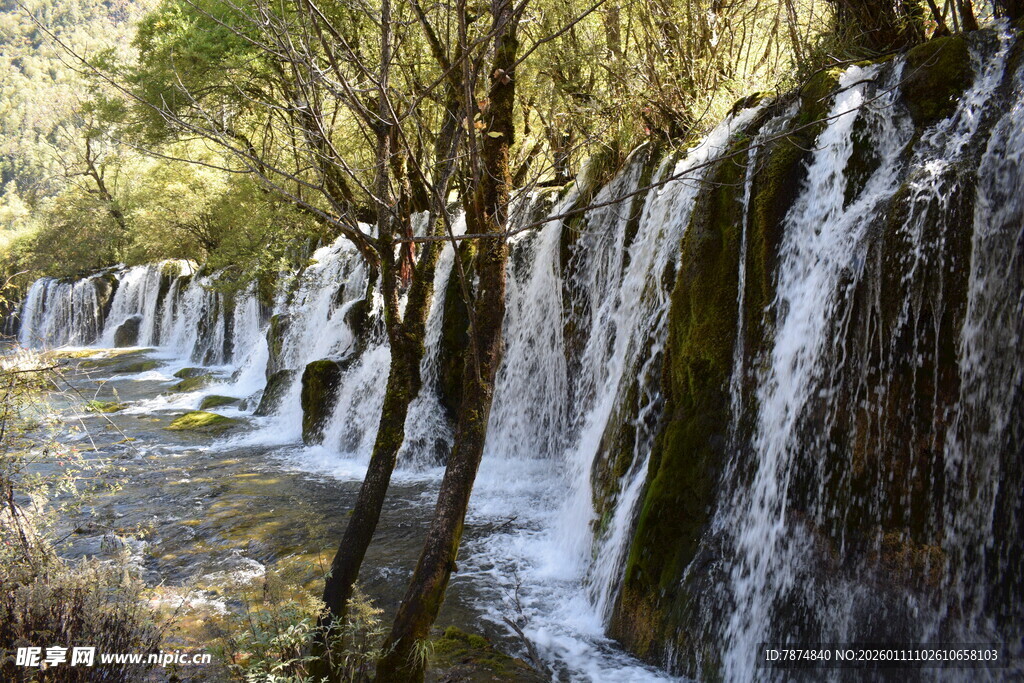 山间瀑布溪流自然美景