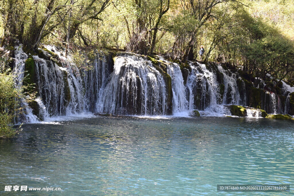 山间秀丽瀑布与清澈湖水