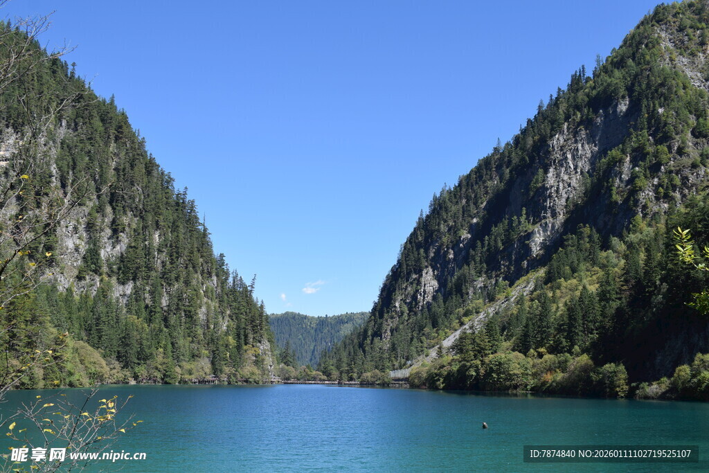 青山环抱的澄澈湖泊