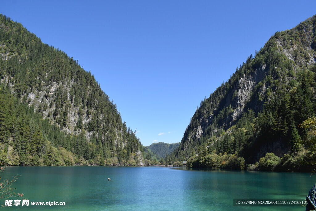 青山环抱的碧绿湖水