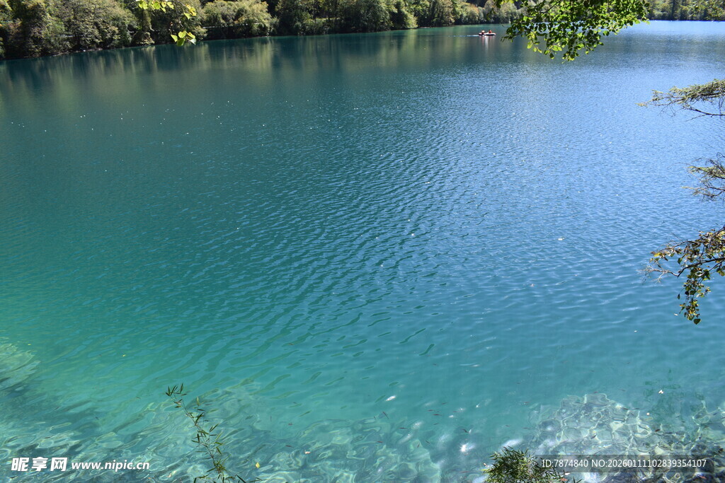 清澈幽蓝的静谧湖水