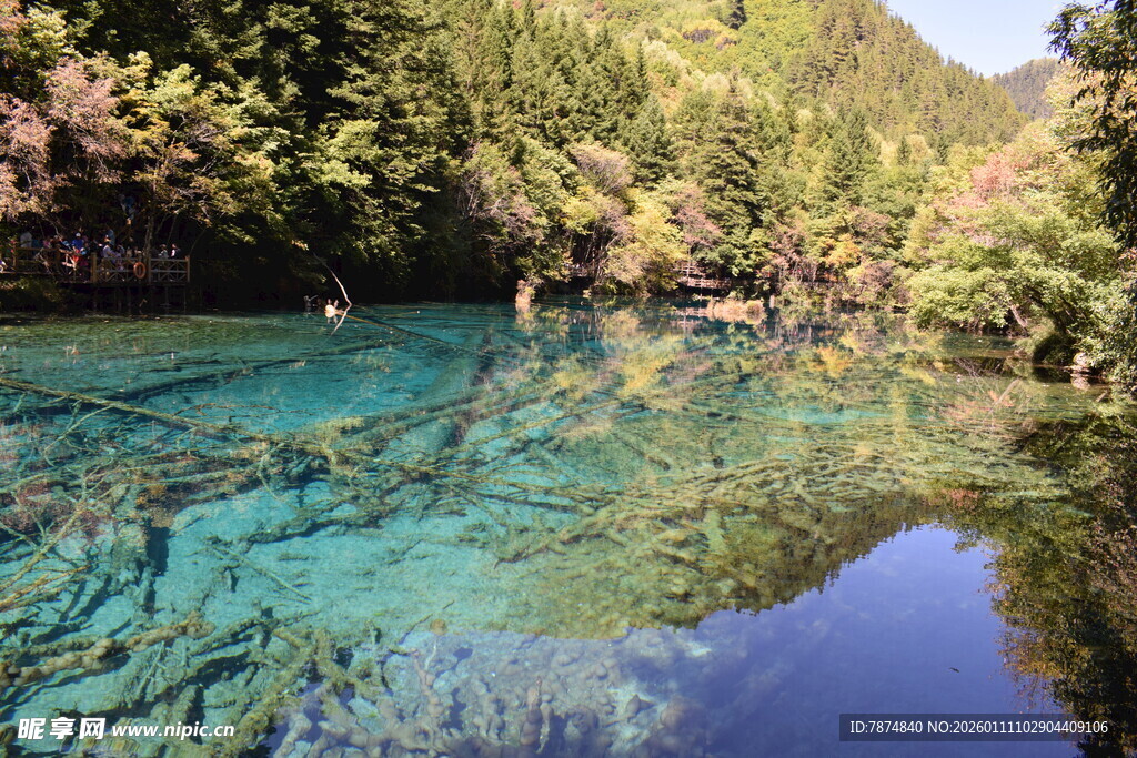 梦幻蓝湖 山林间的澄澈美景