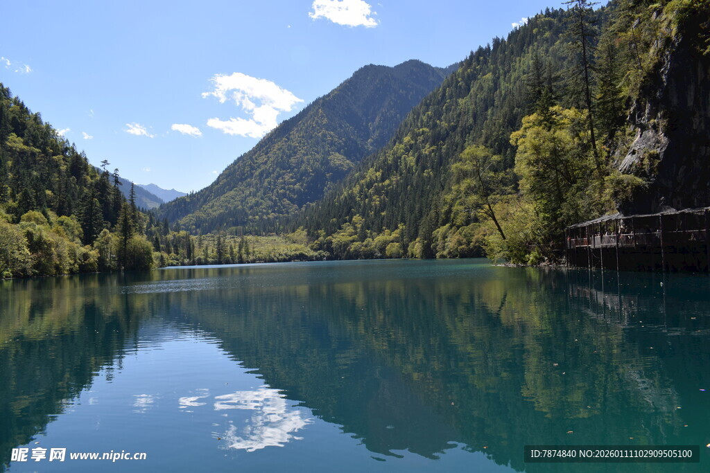 青山绿水间的宁静湖泊