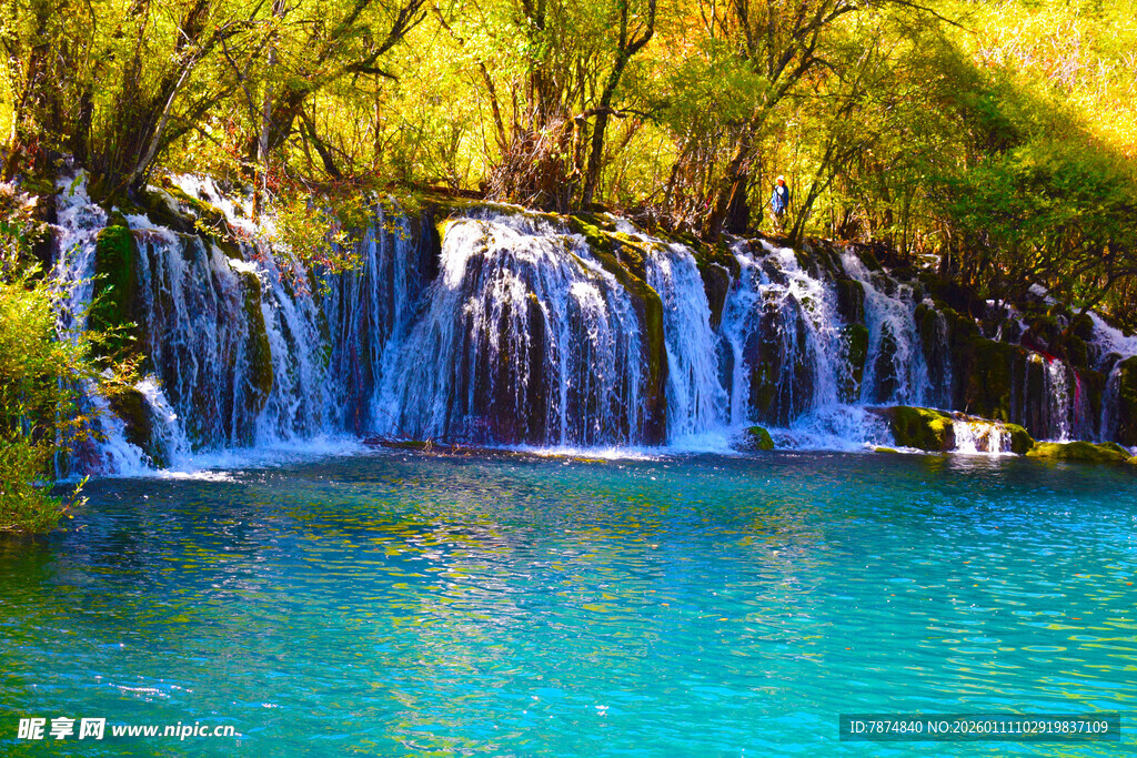 秀丽山间瀑布与碧绿潭水