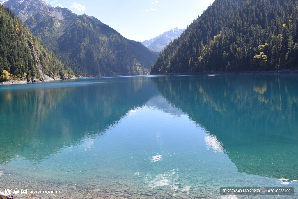 清澈蓝湖映山峦