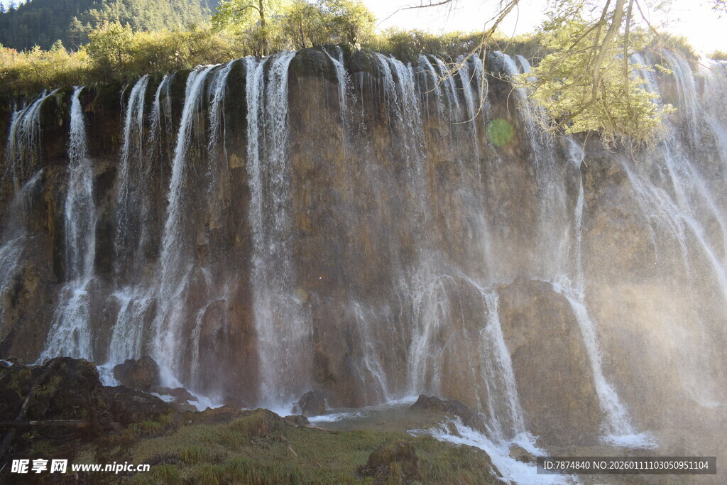 壮观瀑布倾泻而下