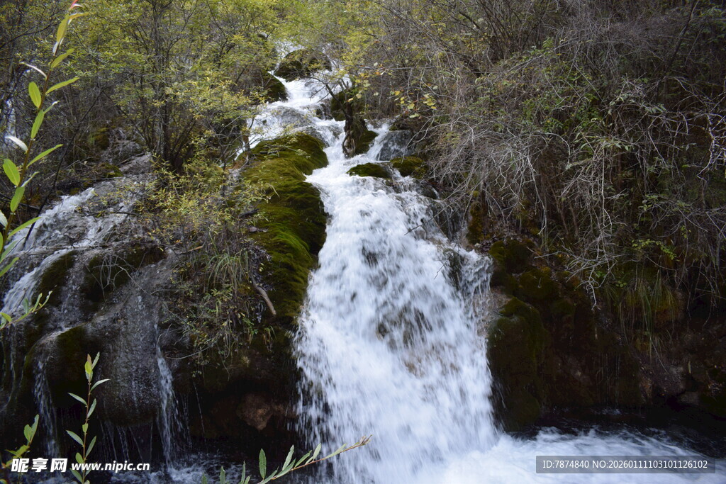 山间瀑布流水景观