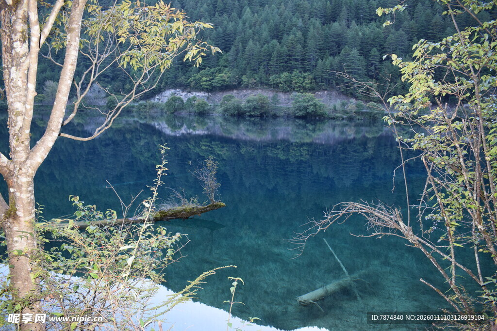 山间幽蓝清澈的静谧湖水