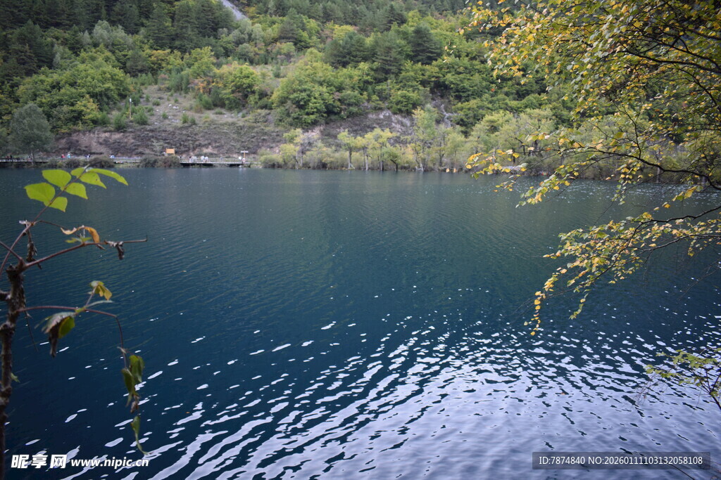 静谧蓝湖与周边葱郁山林