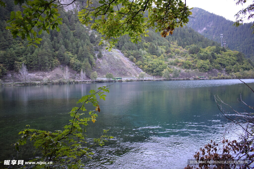 山间幽湖 绿意环绕之景