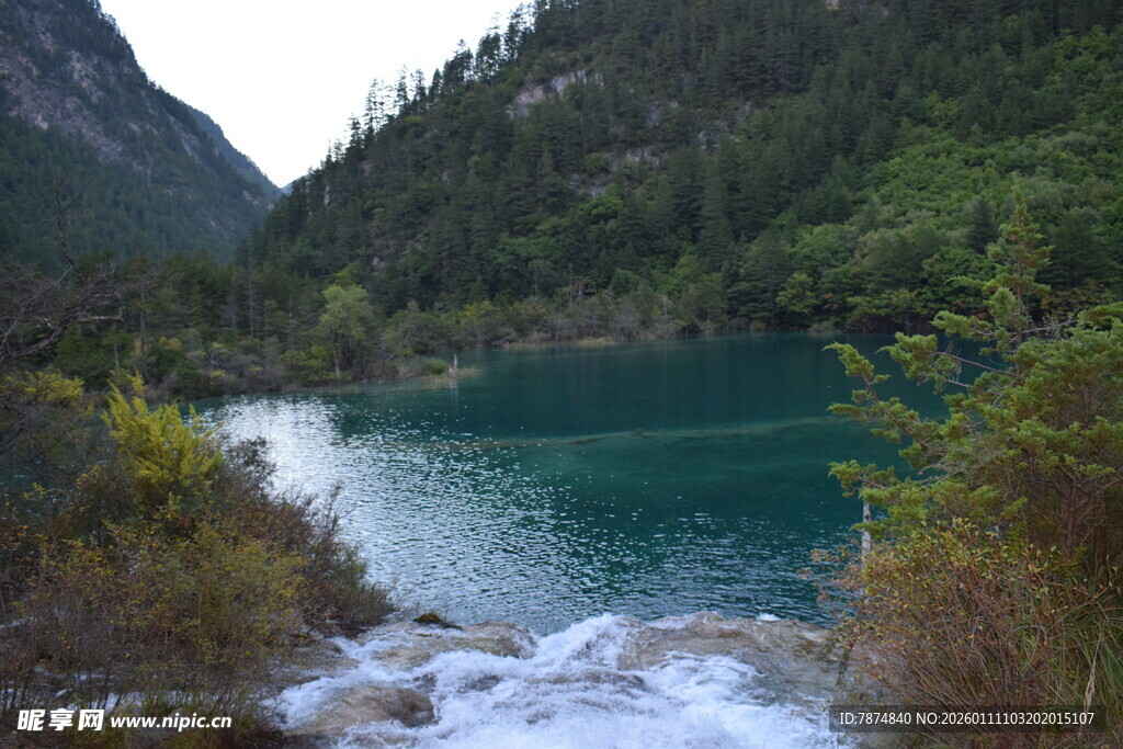 山间碧湖溪流美景
