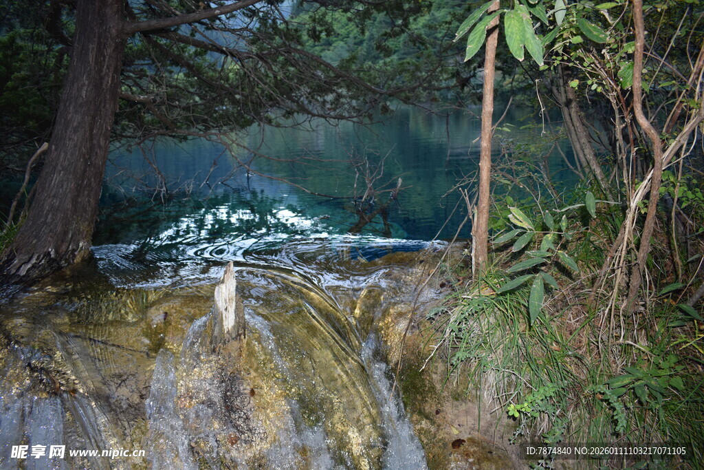 山间溪流瀑布自然美景