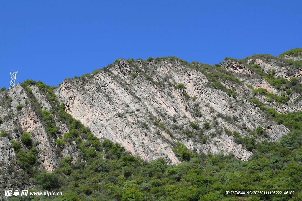巍峨青山 绿意点缀