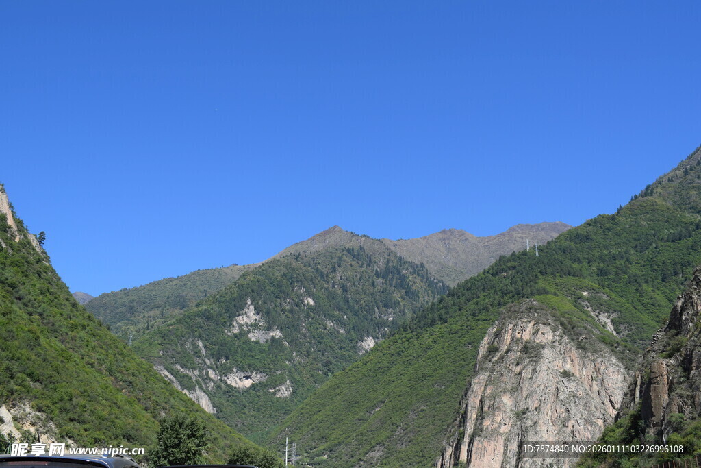 壮丽山景 蓝天映衬巍峨山峦