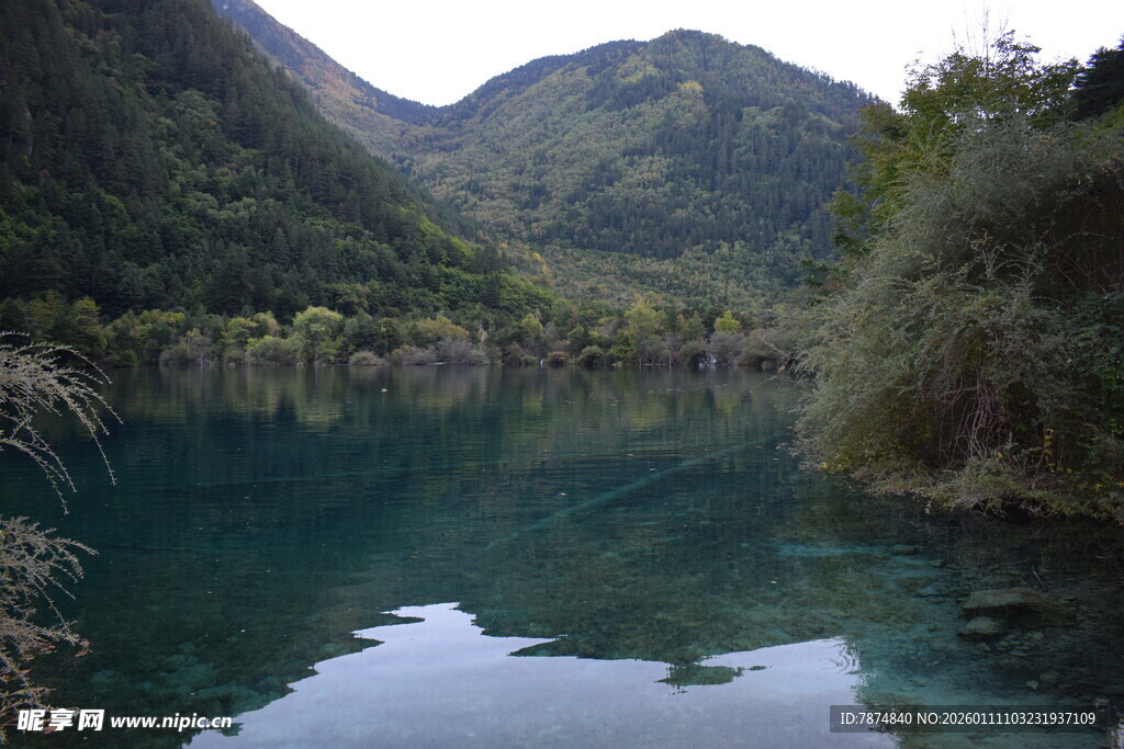 青山环抱的澄澈幽美湖泊