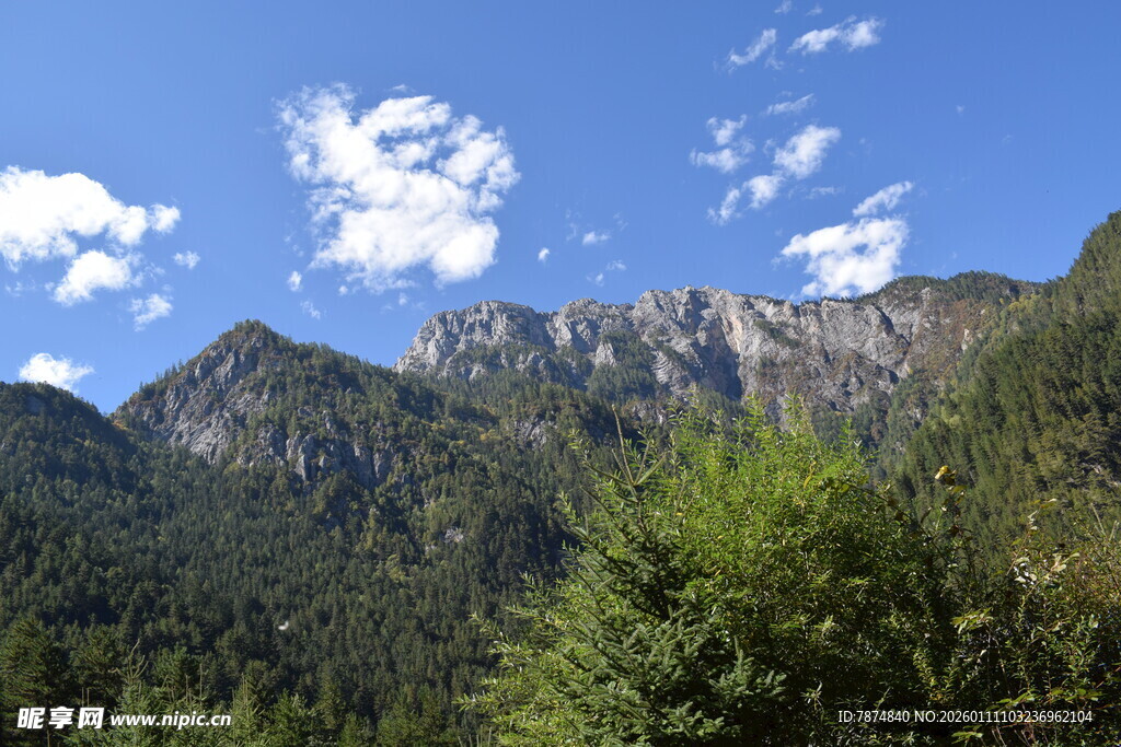 壮丽山景与蓝天绿树