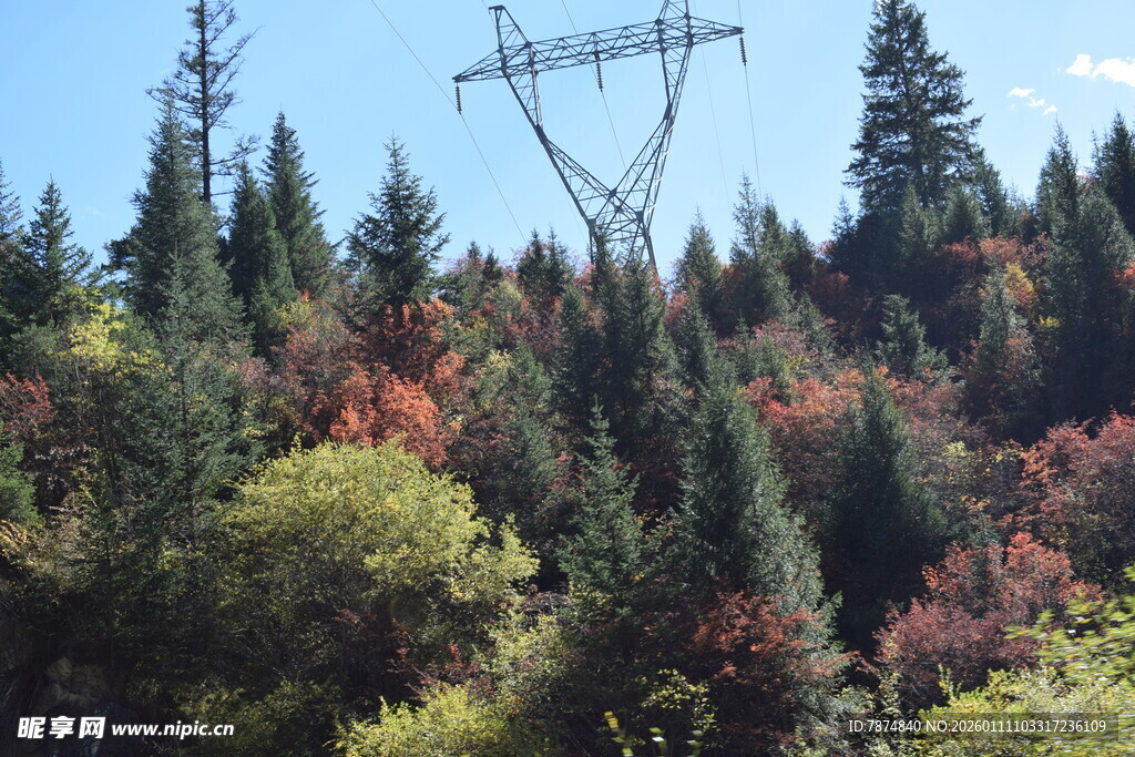 山林间的输电塔