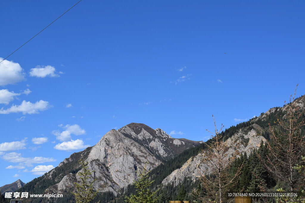 蓝天白云下的巍峨山峦