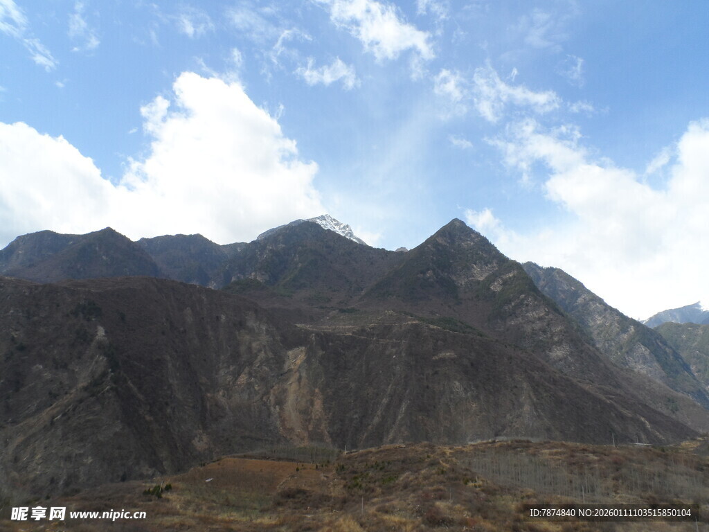 壮丽山景 蓝天白云相伴