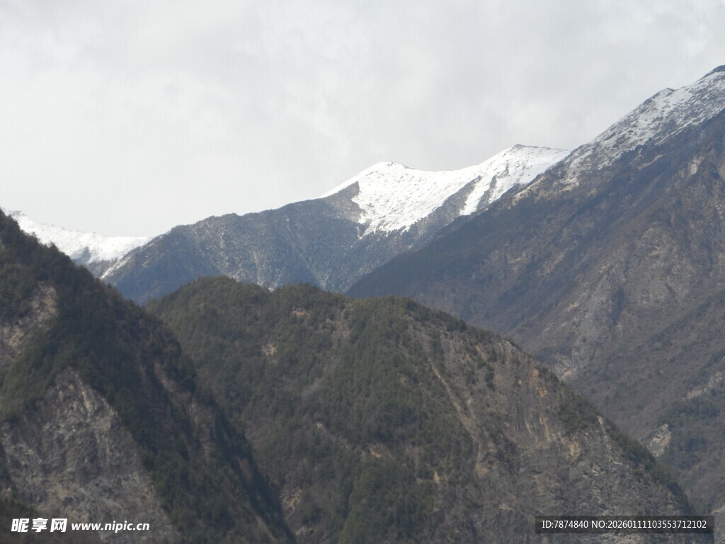 壮丽雪山与山峦景观